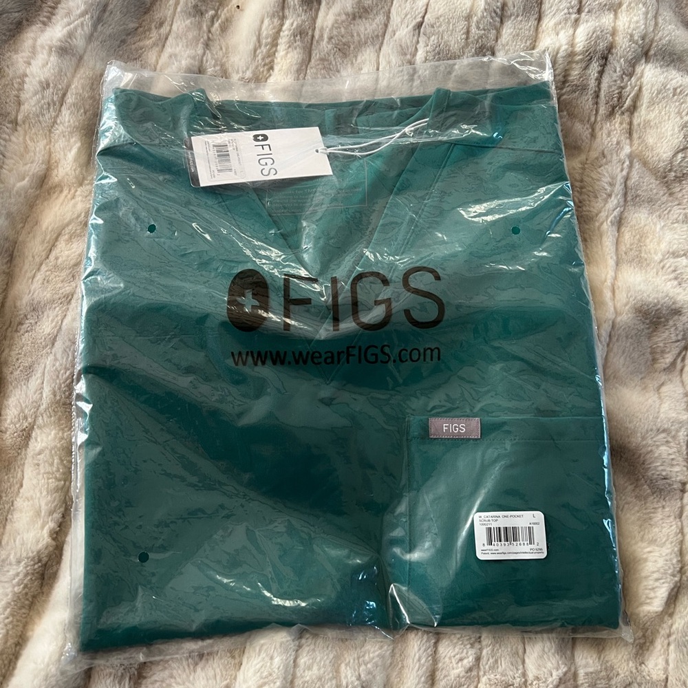 Figs scrub top